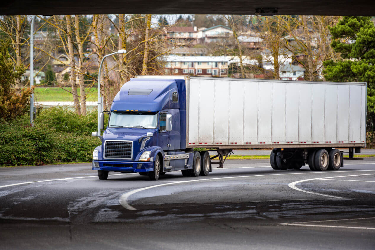 Flatbed vs Dry Van Which is Right for Your Business? Truckstop