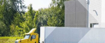 Drop and Hook Trucking: How It Works, Pros, Cons and Rates