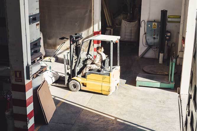 Accessorial charges every freight broker needs to know (and what they cost)